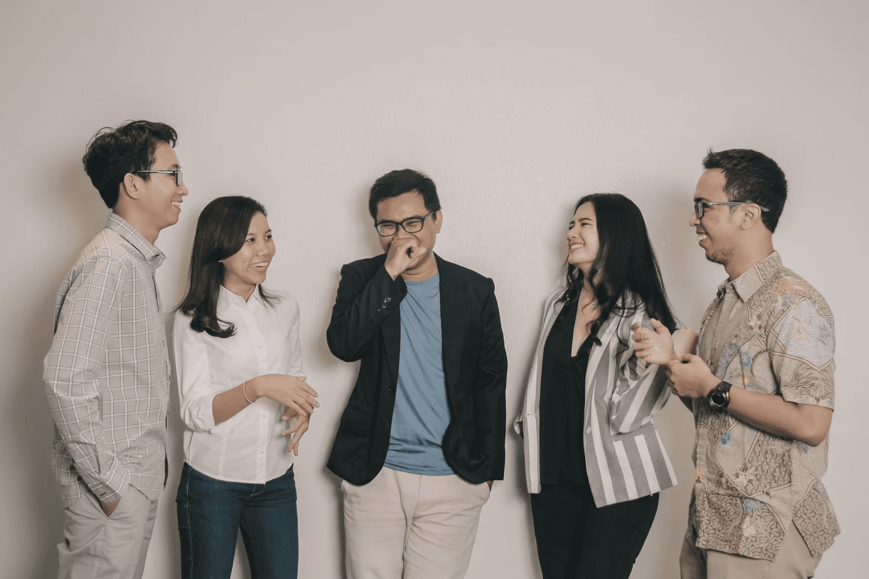 Five colleagues having a relaxed conversation in Indonesian